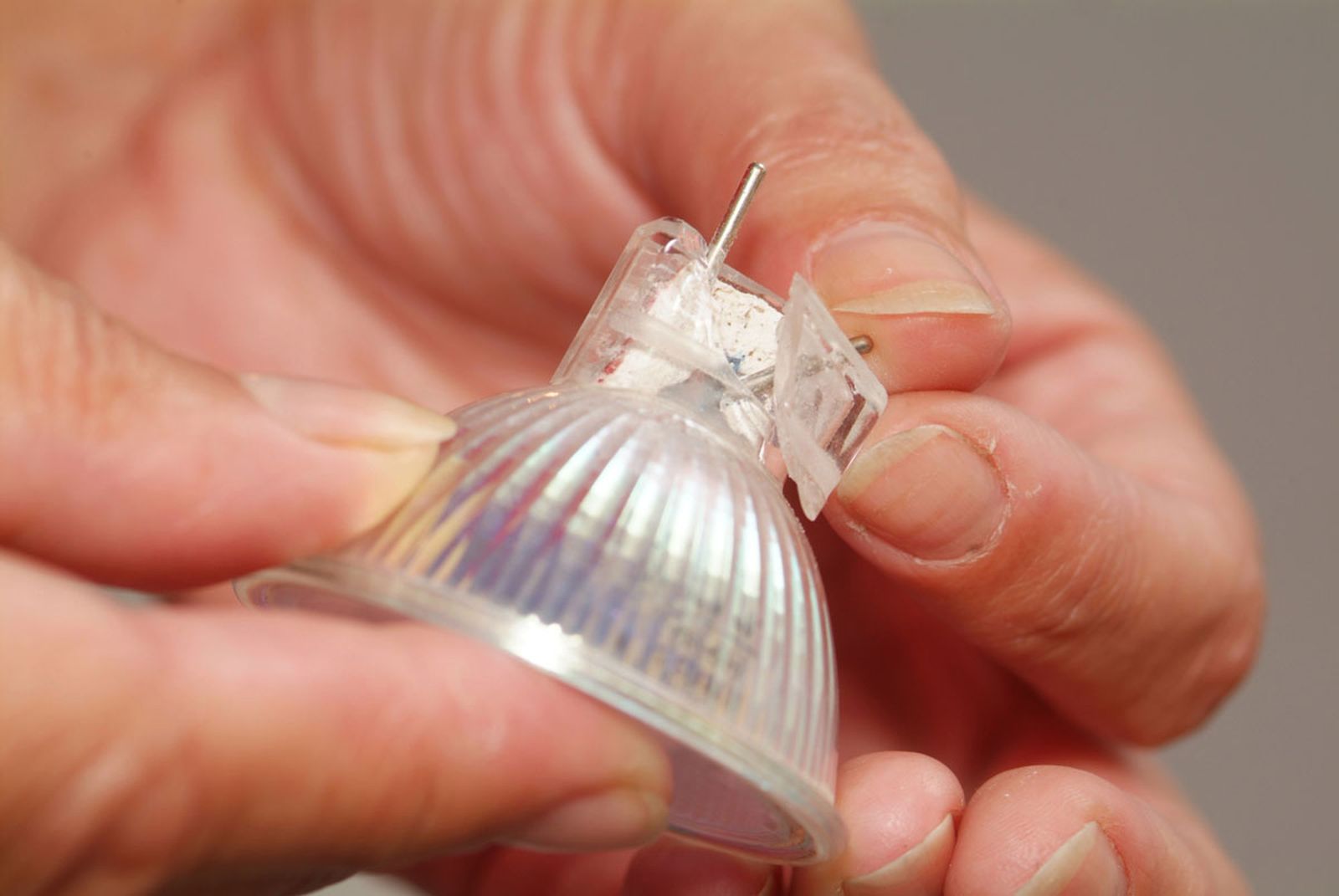 Cómo sustituir una lámpara dicroica