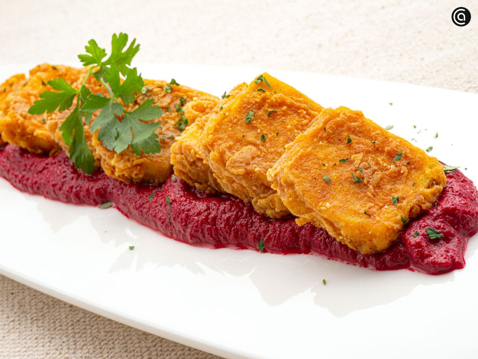 Nuggets de tofu crujientes con romesco de remolacha