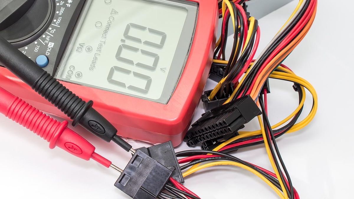 CBRI0024HU09_Usar el tester para comprobar pequeños electrodomésticos