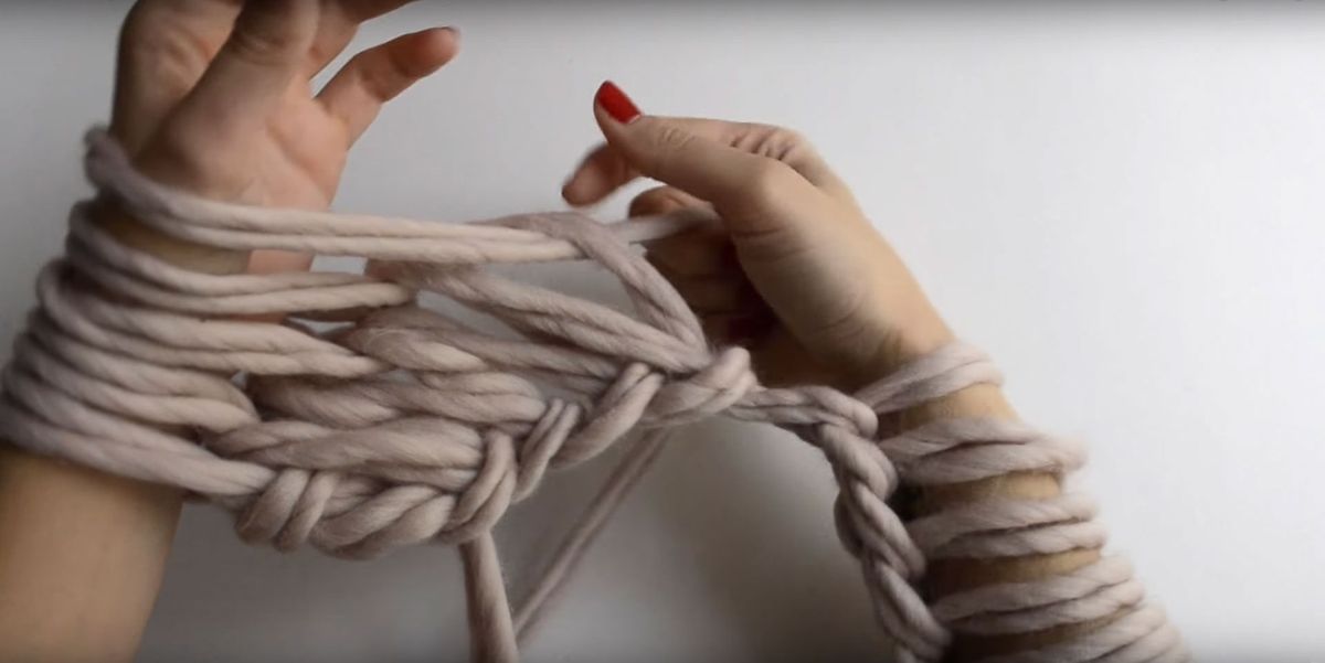 Cómo tejer con las manos o hacer arm knitting paso 4