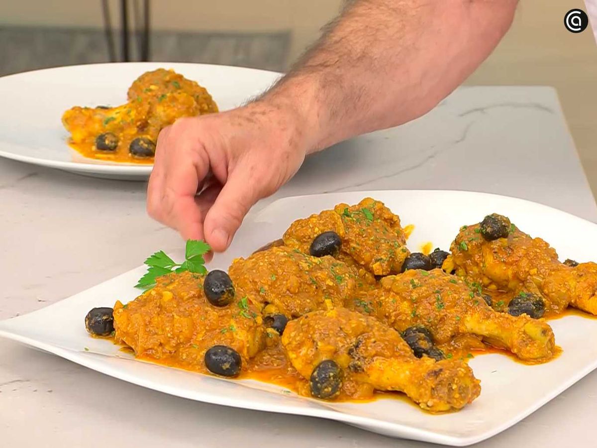 Sirve el pollo guisado con aceitunas