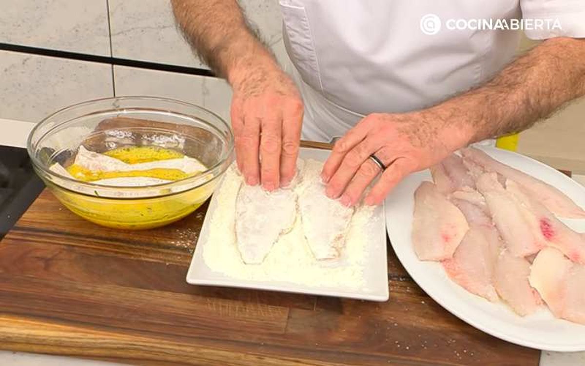 Reboza los filetes de las fanecas