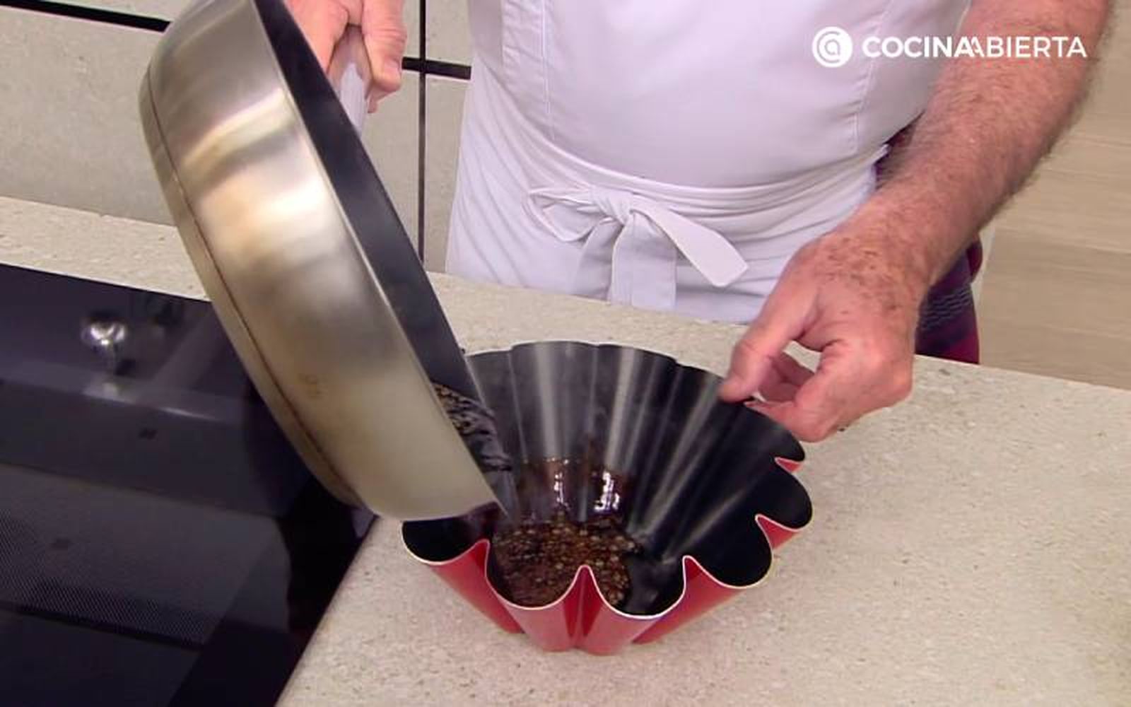 Elaboración de la receta de flan de coco de Karlos Arguiñano - Vierte el caramelo en la base