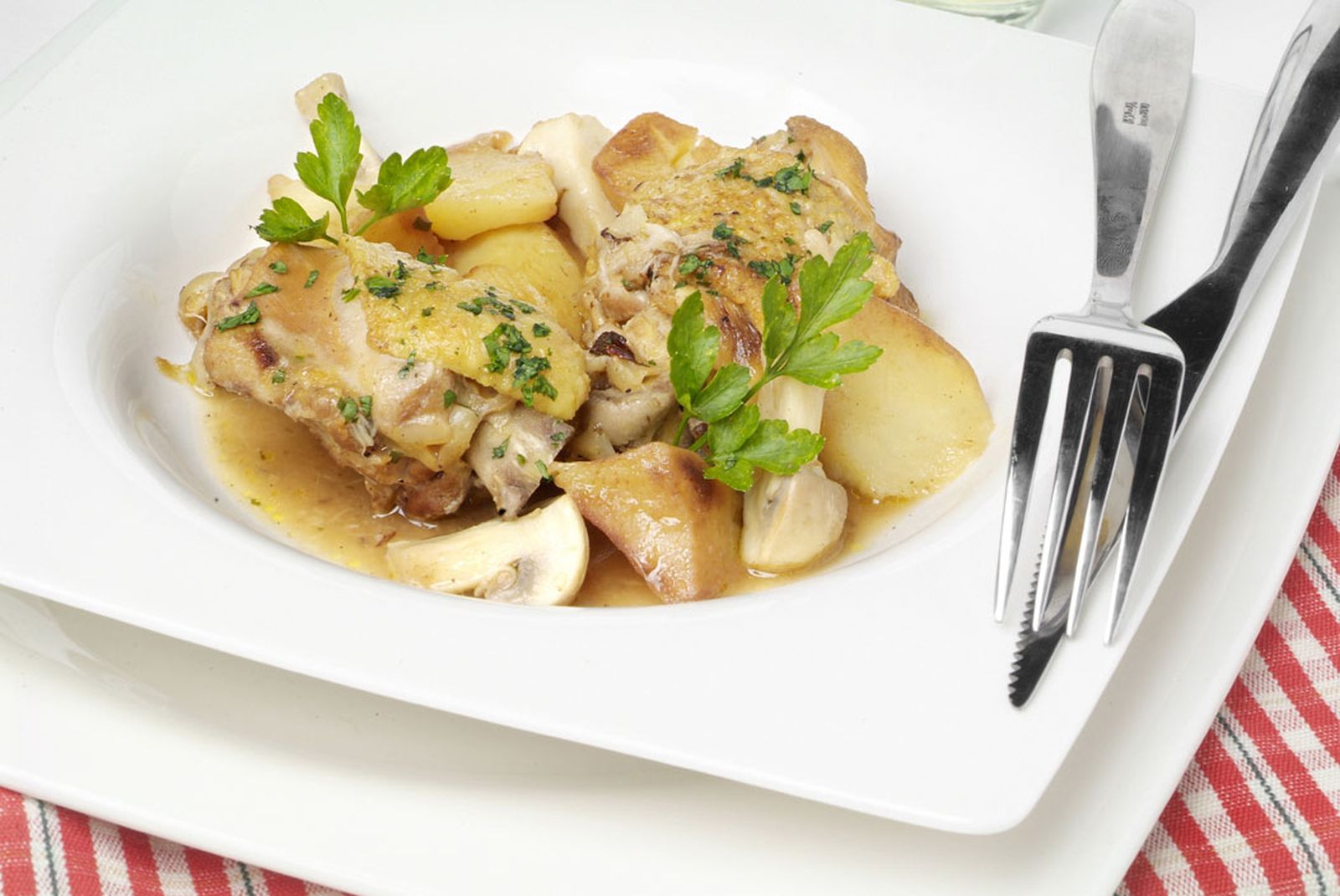 Estofado de pollo con champiñones y patatas