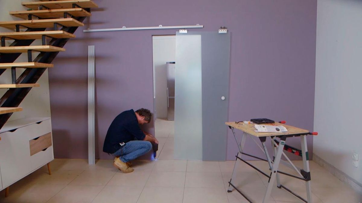 Cómo instalar puerta corredera en tabique de madera paso 6