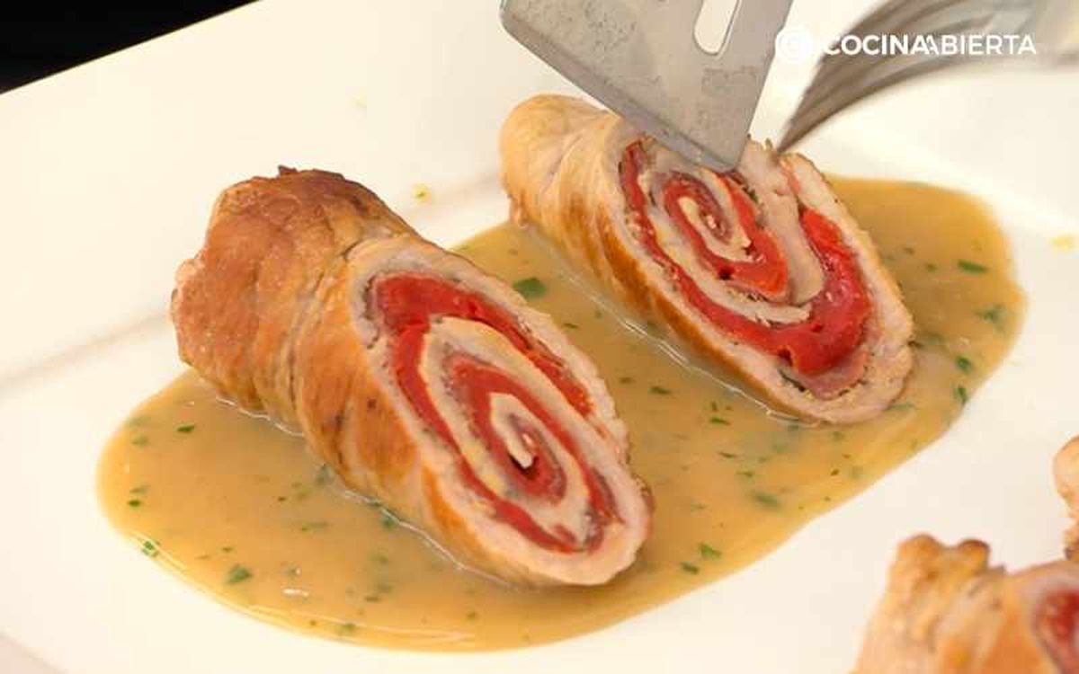 Sirve los rollitos de cerdo con salsa gravy