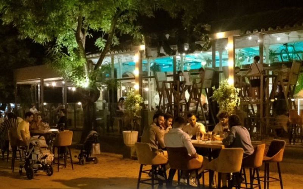 Ficus Food & Music tiene mesas y sillas de más de dos metros de altura