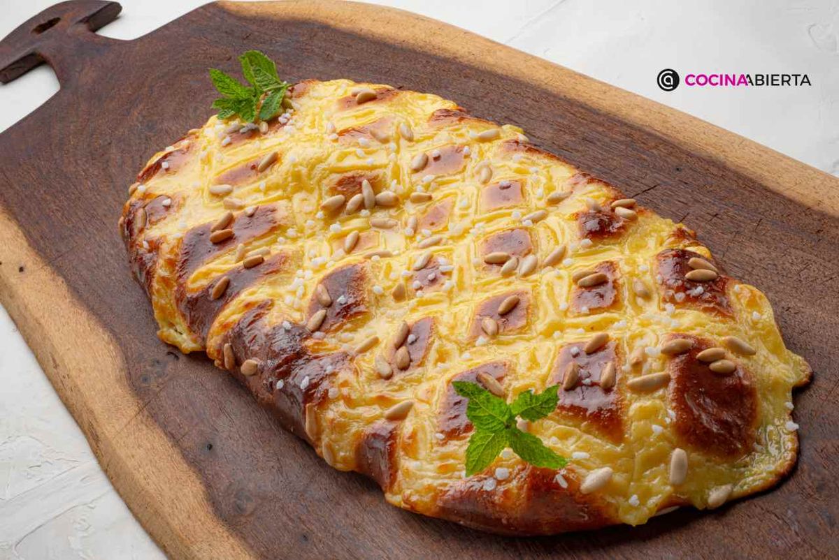 Coca de San Juan con crema pastelera y piñones