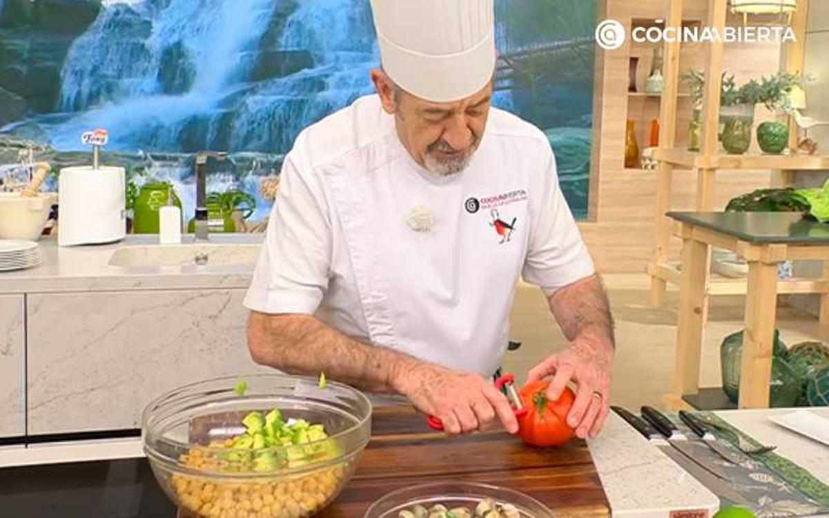 Corta y pela el tomate y el aguacate