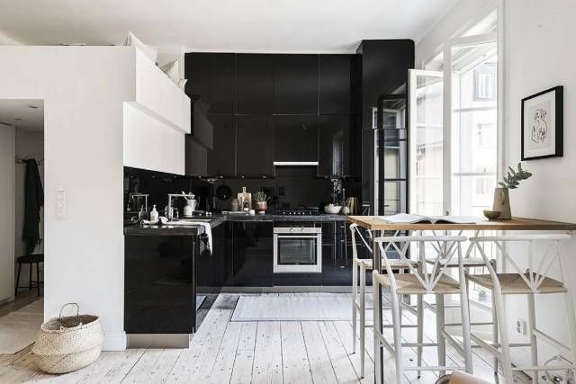Cocina negra combinada con madera calidez, elegancia y modernidad 7