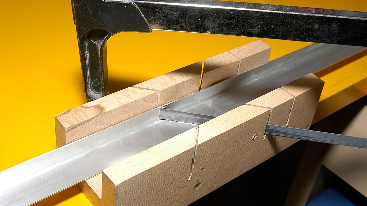 Cómo colocar cristales en una puerta de interior paso 5