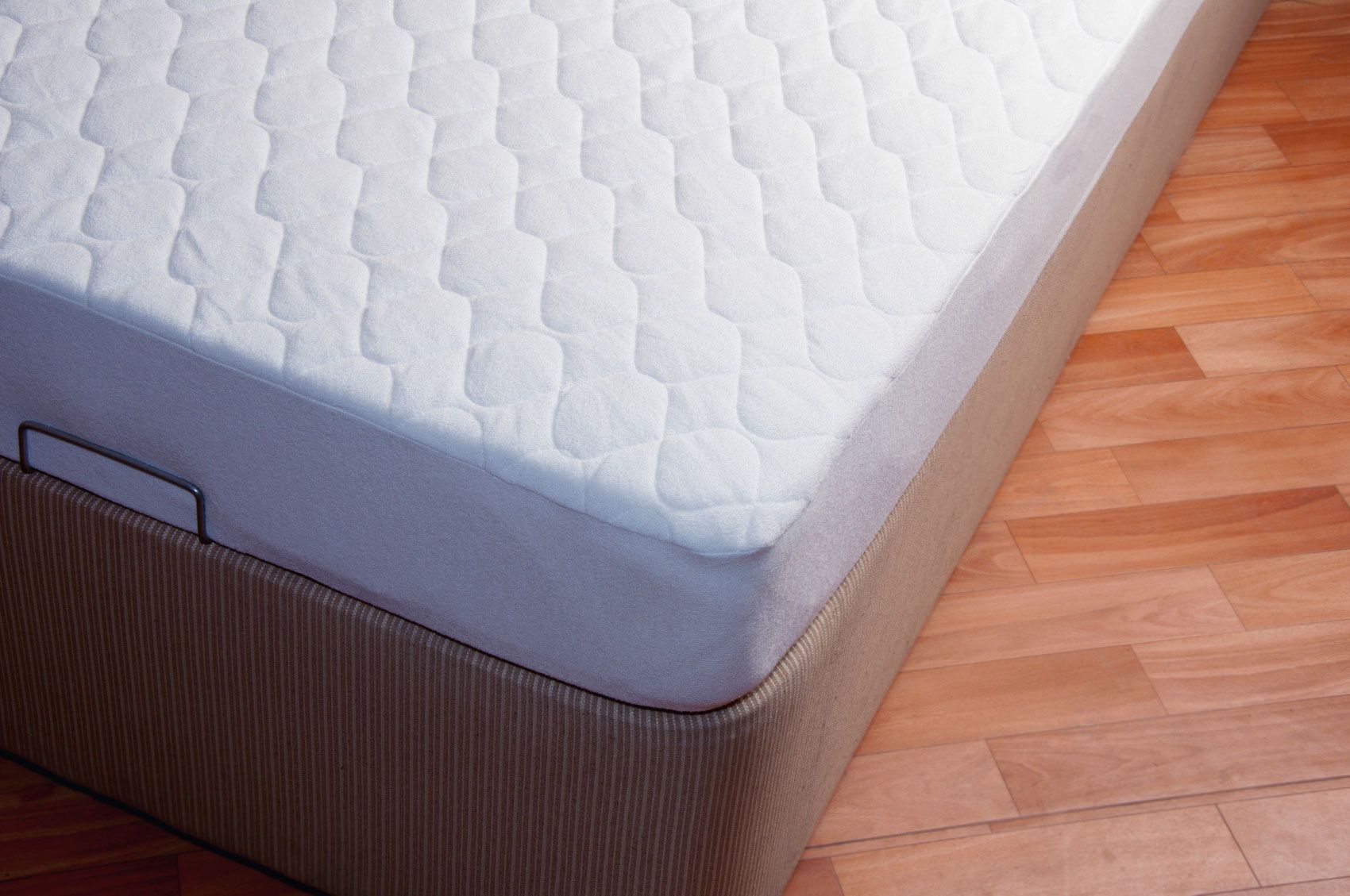 Cómo hacer que el dormitorio parezca más grande   muebles 1