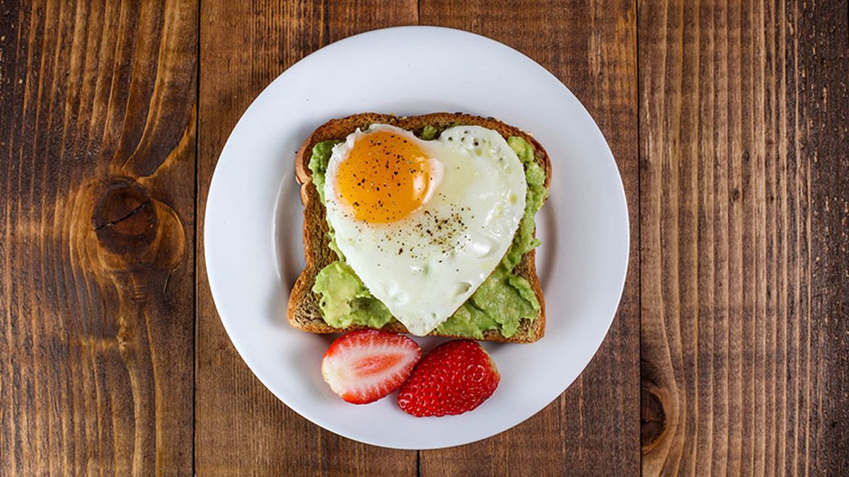 tostada aguacate huevo san valentin