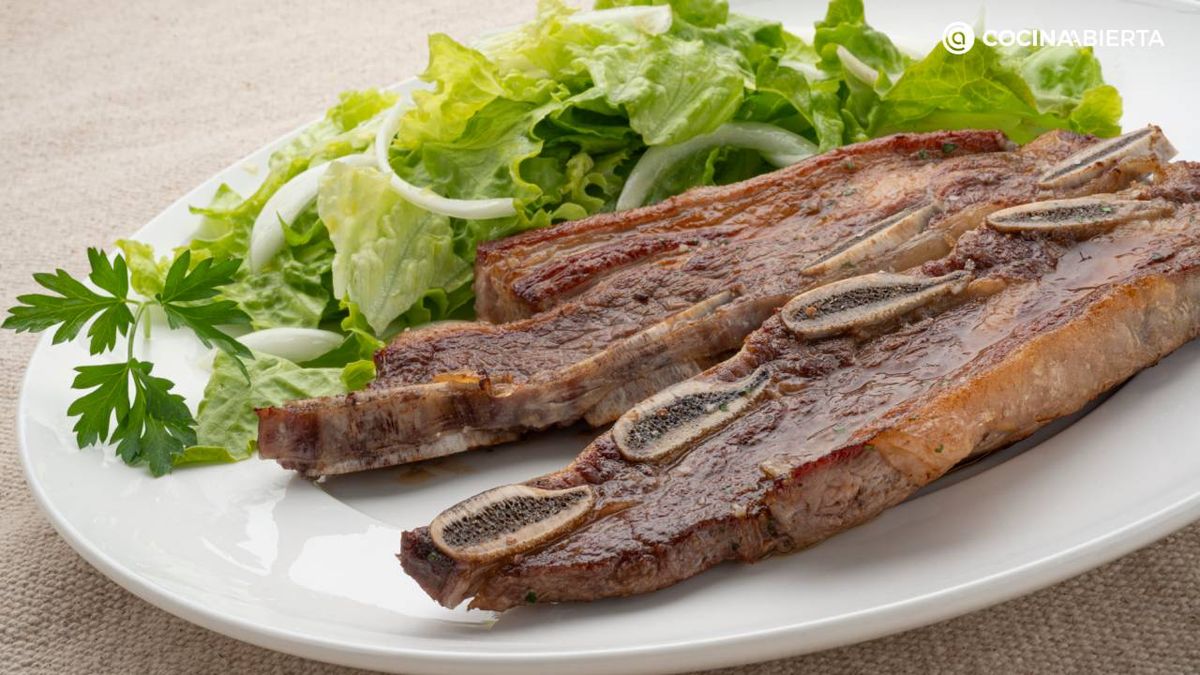 plato de tira de asado a la plancha con ensalada verde