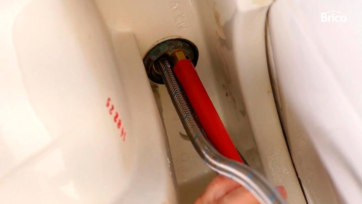 Cómo apretar el grifo del lavabo paso 4