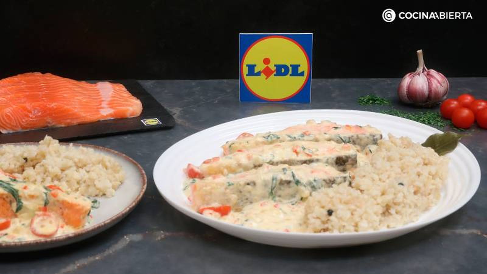Sirve el salmón a la toscana con guarnición de arroz