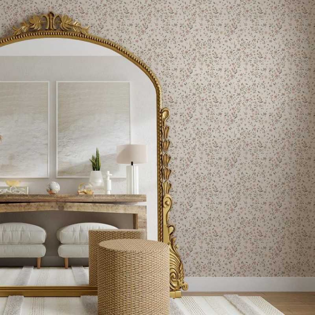 Pared decorada con papel floral y un espejo barroco dorado.