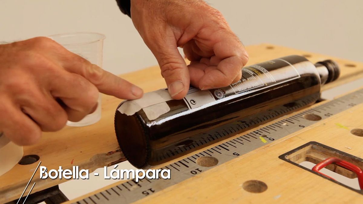 Cómo hacer una lámpara de mesa con una botella de cristal paso 2