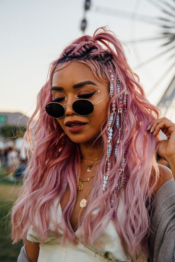 Pelo de color rosa con adornos