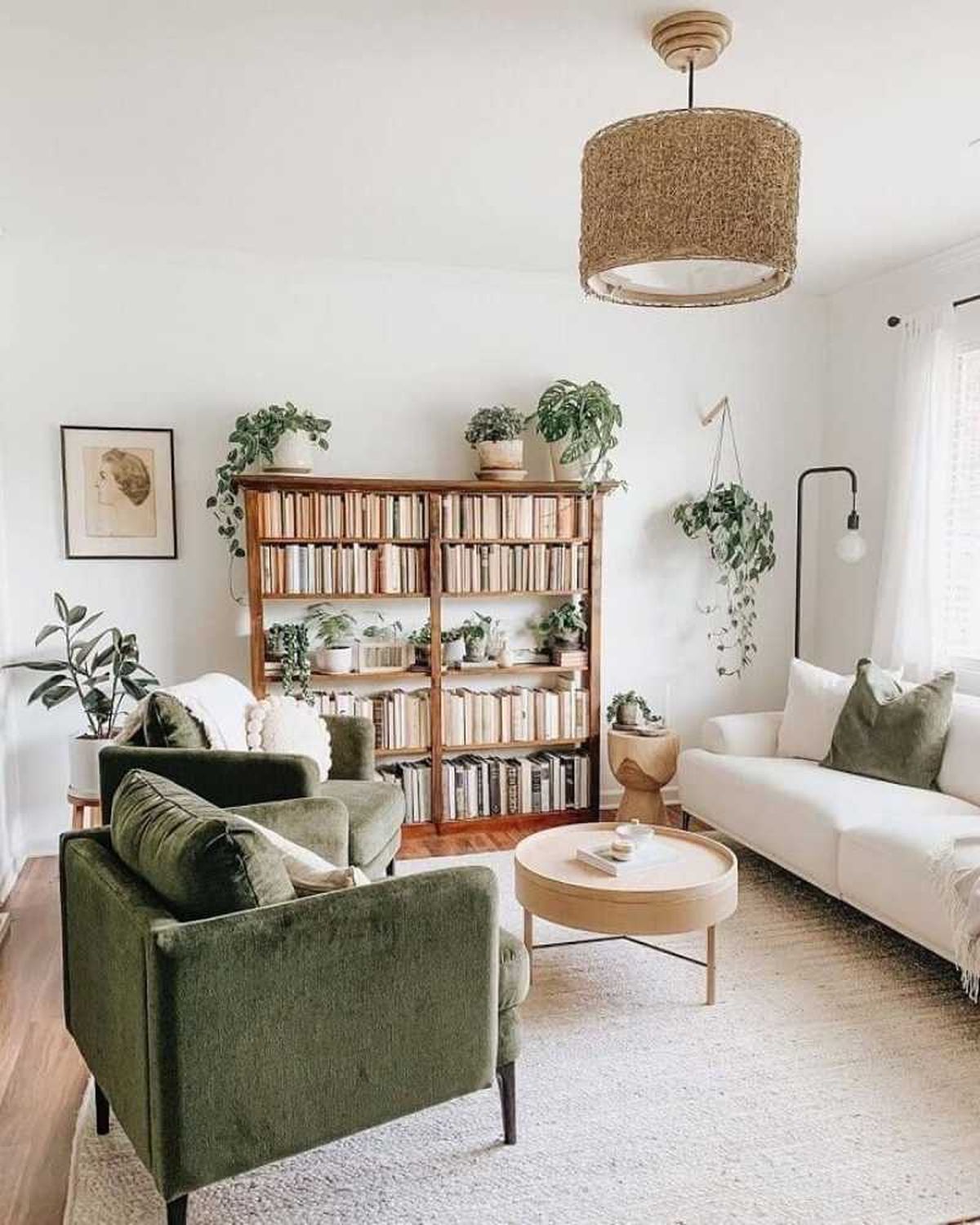 Salón moderno con butaca verde.