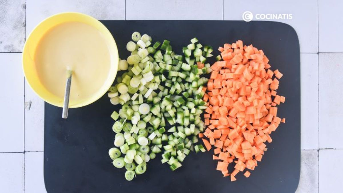 Mezclamos las verduras picadas con la mayonesa