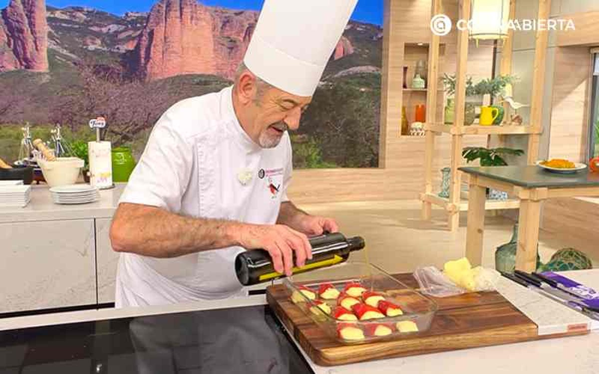 Rocía los pimientos rellenos con un poco de aceite y hornéalos