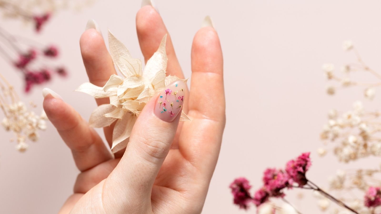 Apúntate a las uñas naturales con un toque personal