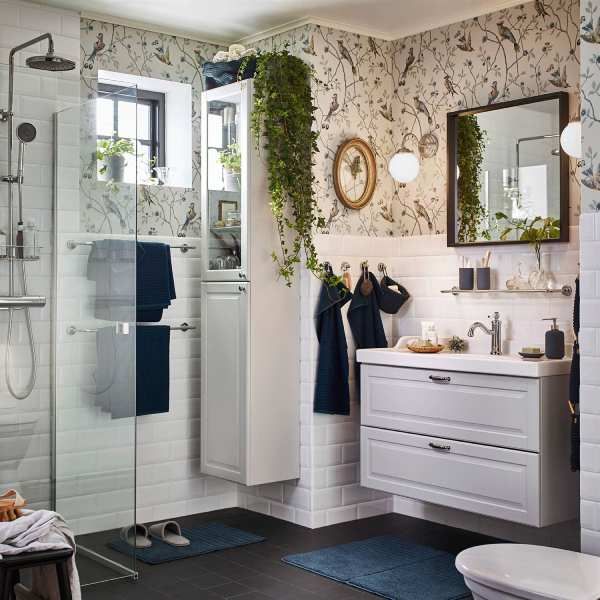 Almacenamiento vertical en un baño pequeño