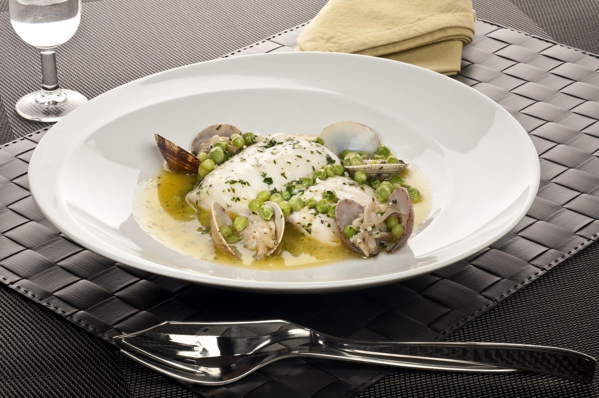 365 MERLUZA EN SALSA CON GUISANTES Y ALMEJAS