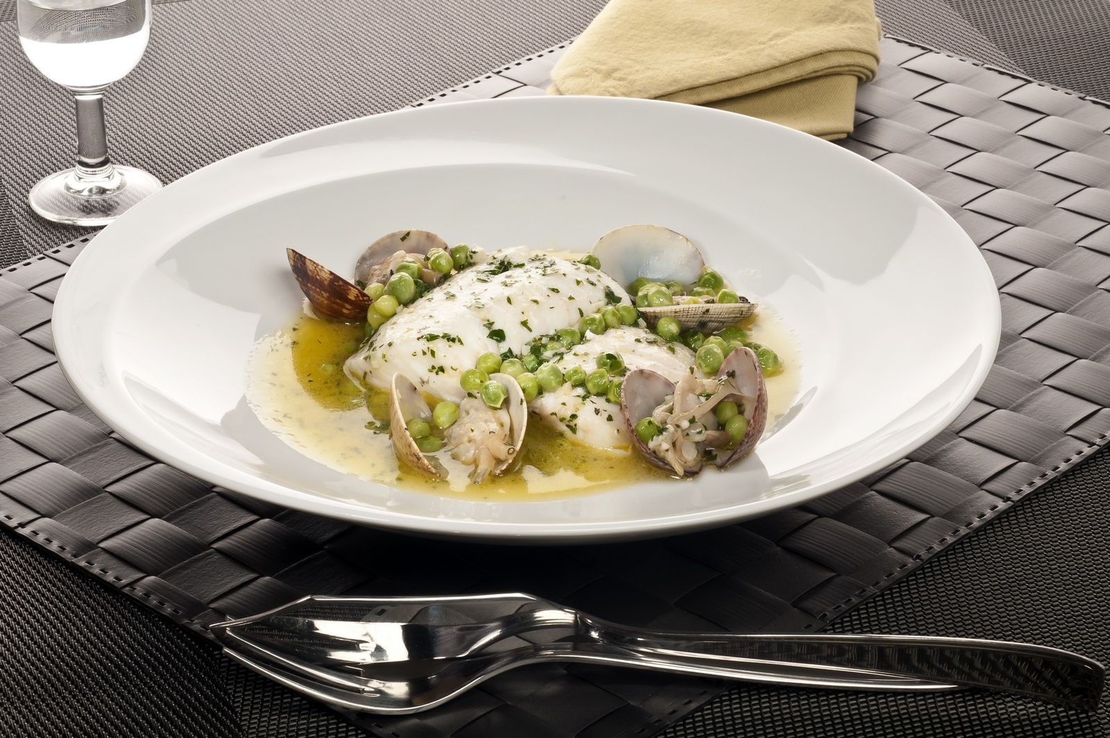 365 MERLUZA EN SALSA CON GUISANTES Y ALMEJAS