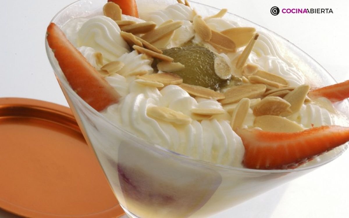Karlos Arguiñano nos propone una sencilla copa de melón con nata, fresas y almendras