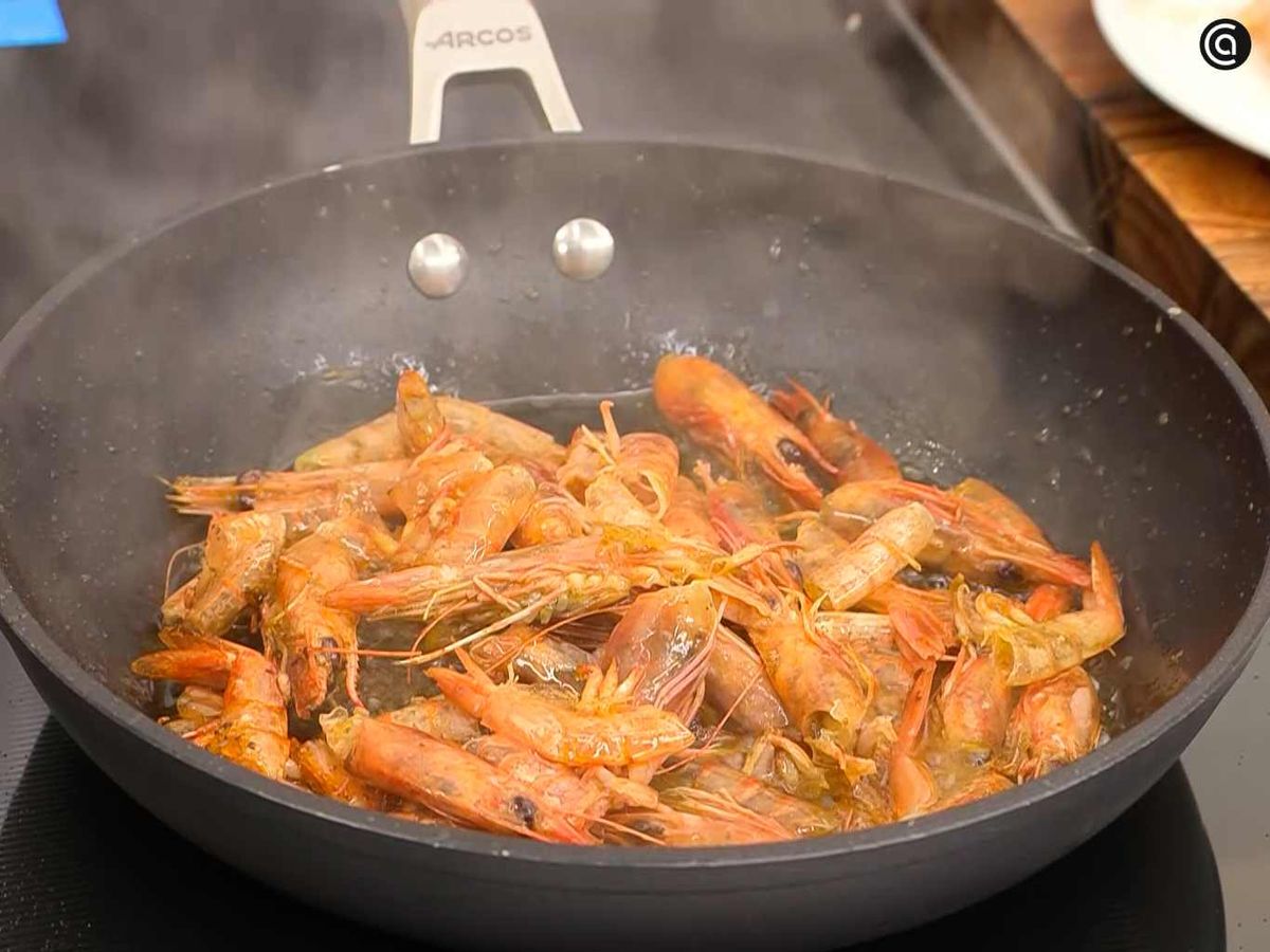 Rehoga las cabezas y colas de las gambas