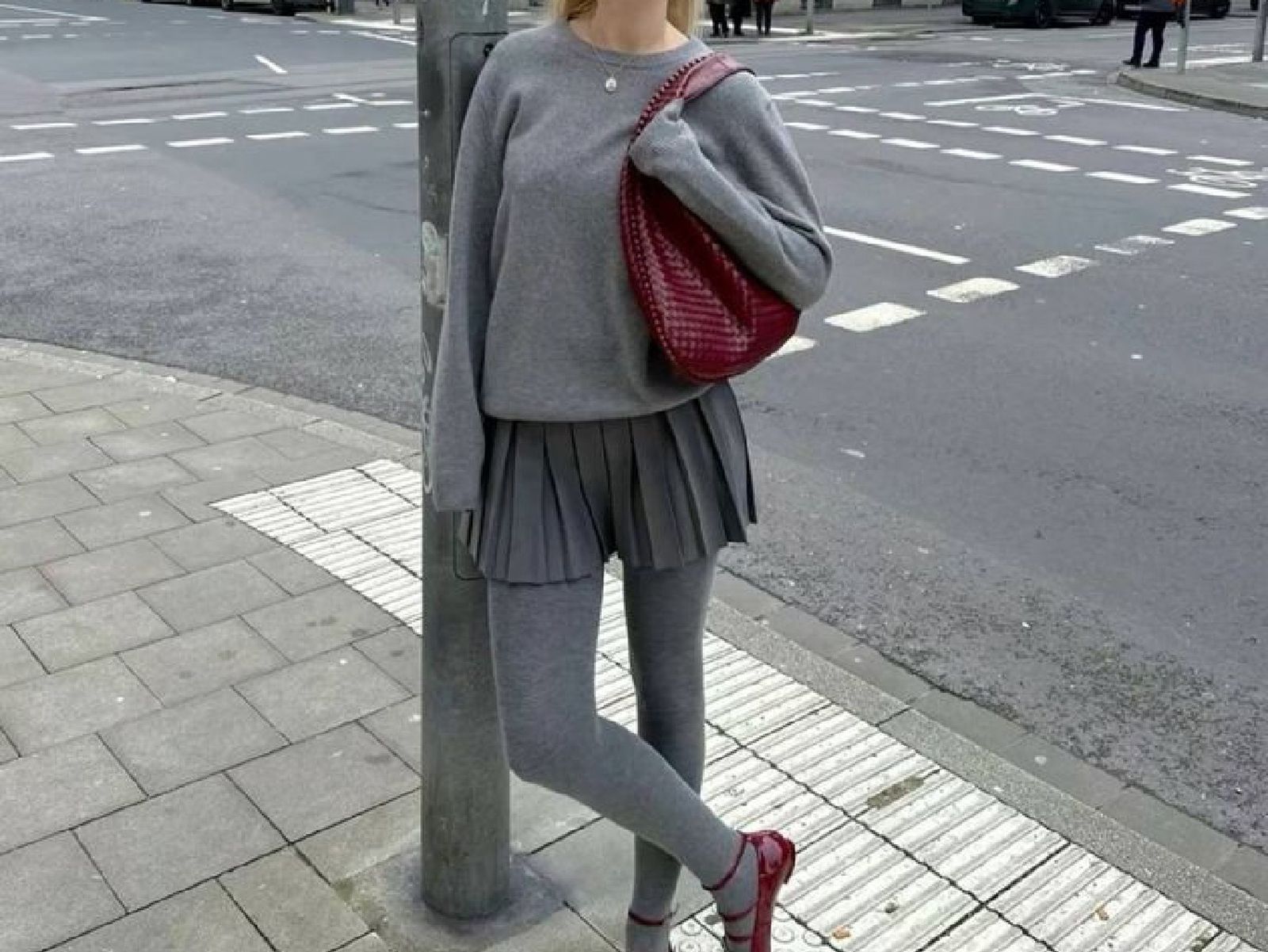 Combinación de color gris con bolso y Mary Janes en color burdeos