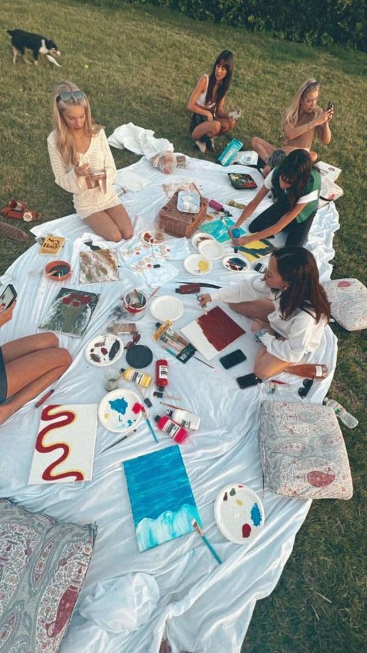 Grupo de amigas pintando al aire libre.