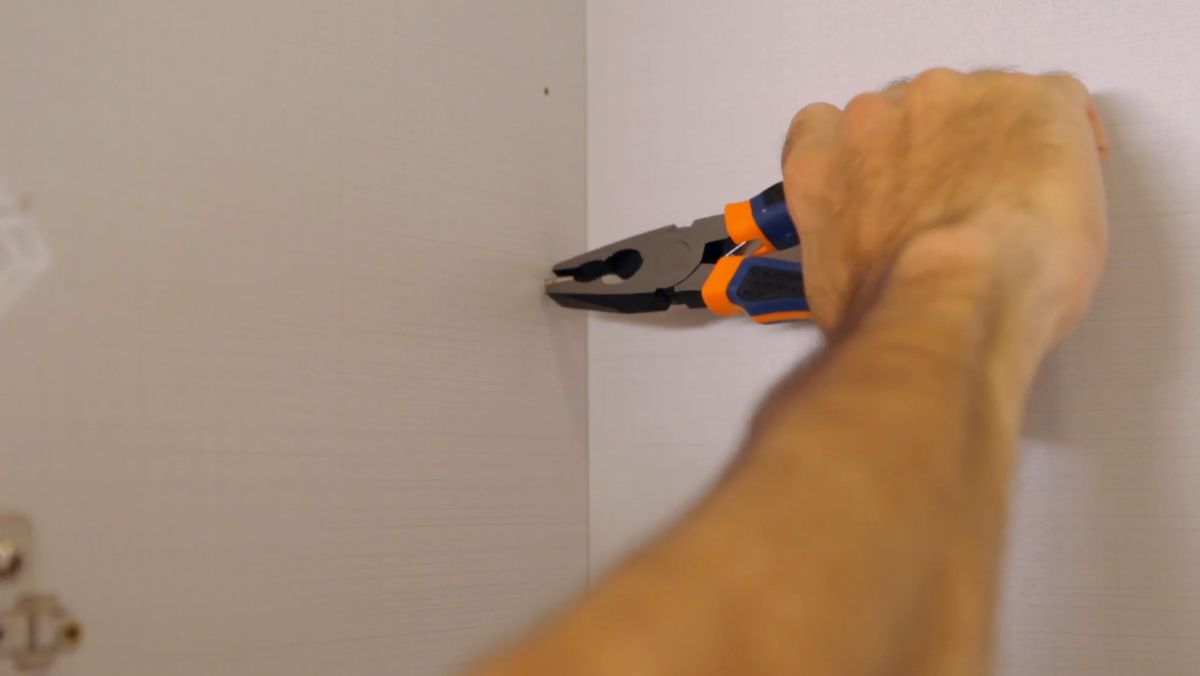 Colocar balda de cristal en el interior de un armario de cocina paso 3