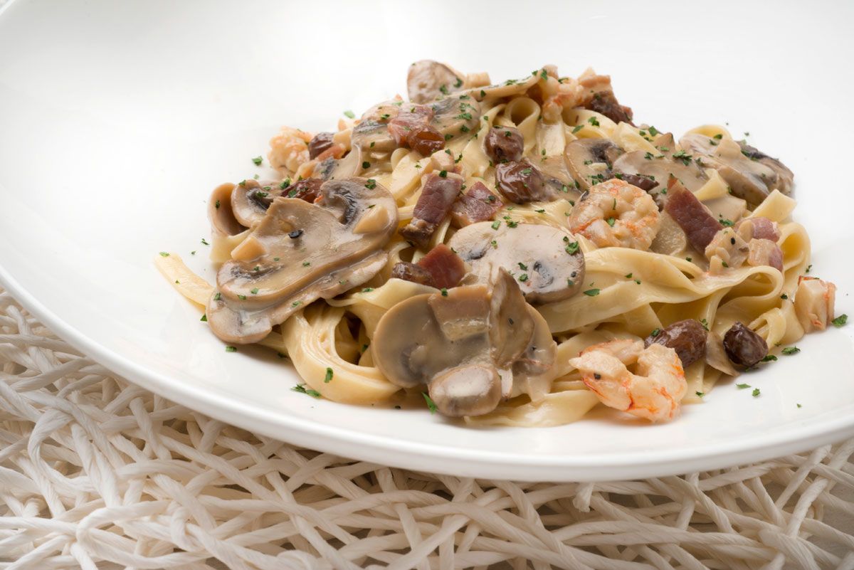 524 Espaguetis con champiñones, pasas, bacon y gambas (5139) xl