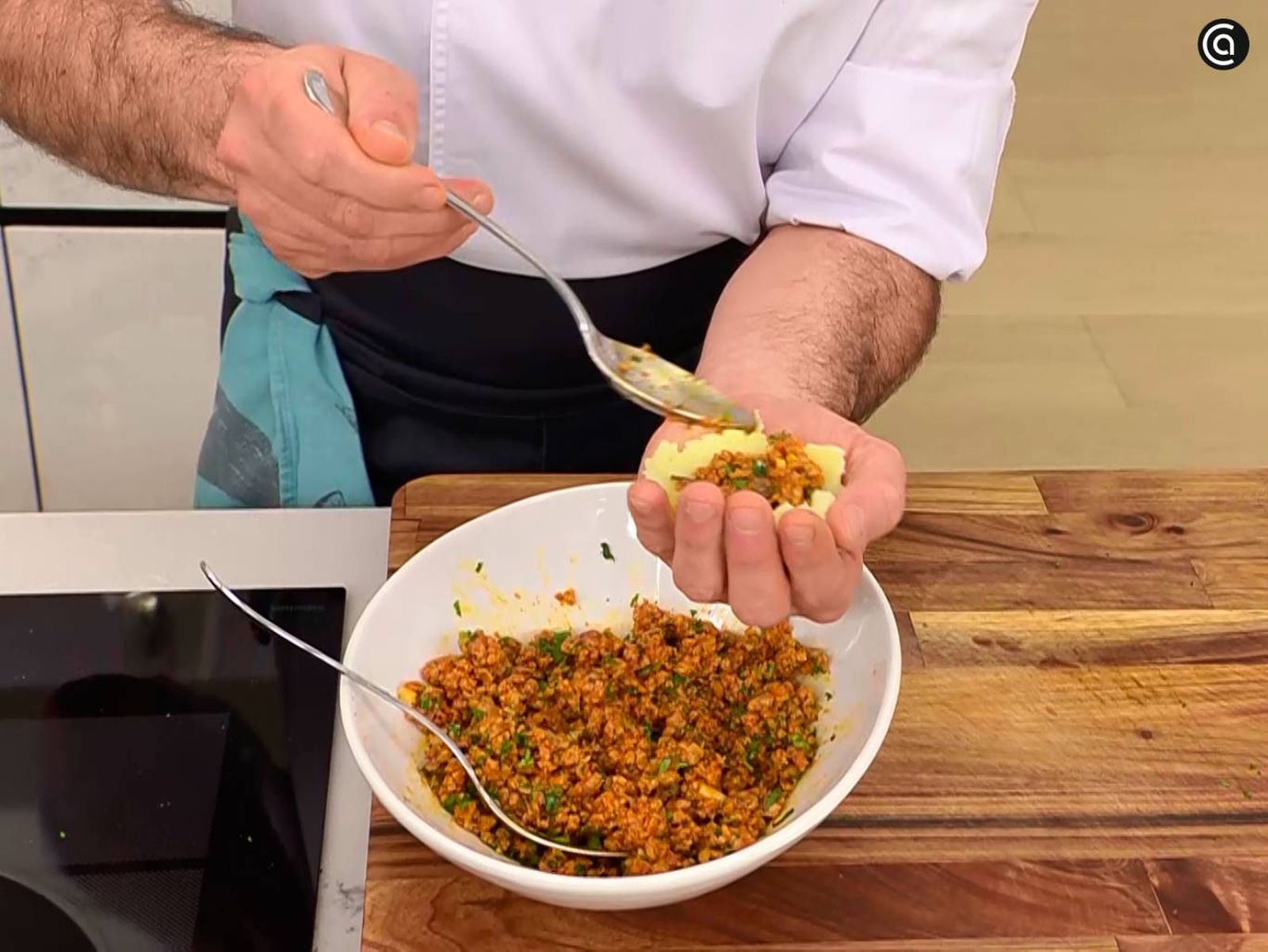 Elaboración de la receta de bomba de carne con salsa picante - paso 4