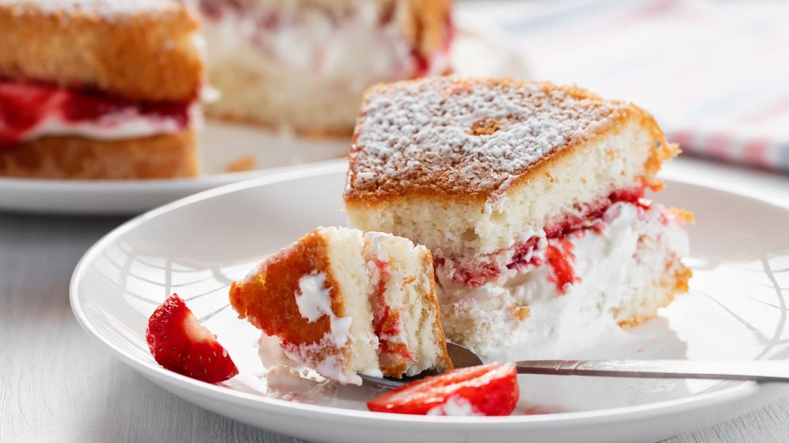 La versión tradicional lleva mermelada y crema entre dos capas de bizcocho