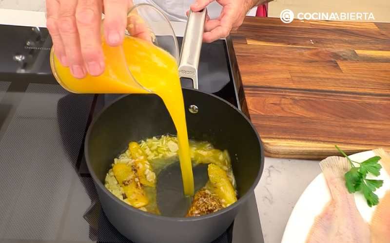 Incorpora el zumo de las naranjas