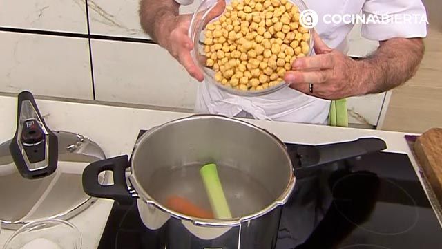 garbanzos con cogollos receta karlos arguinano karl67640321 paso1