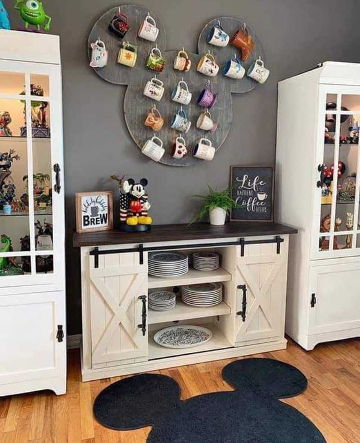 Zona del café con estantería de Mickey Mouse.