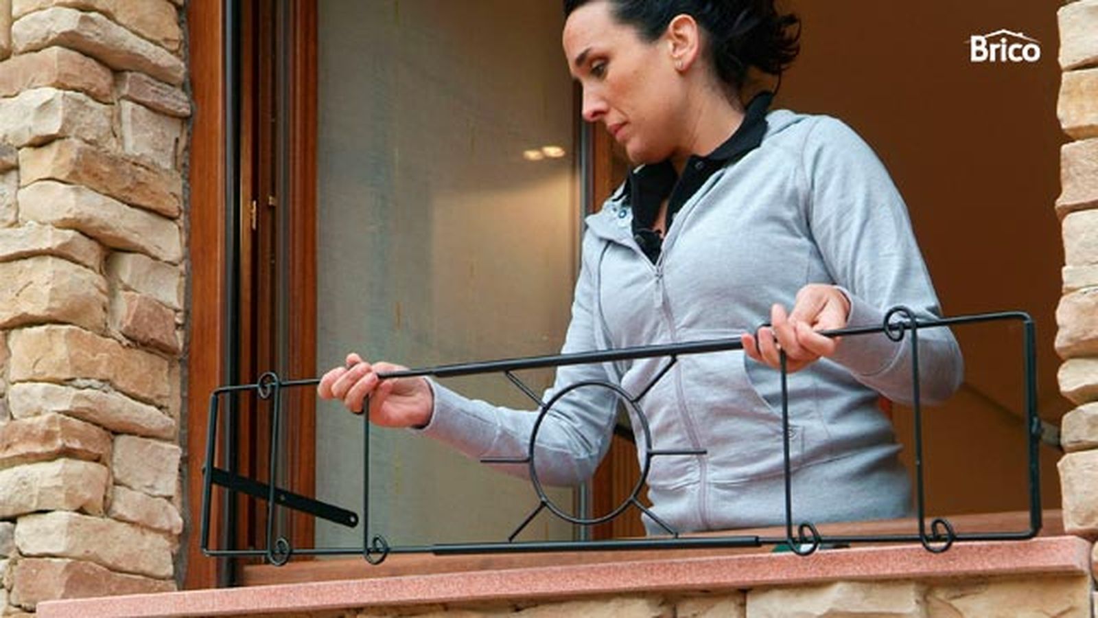 Sujeción para jardineras en ventana paso 1