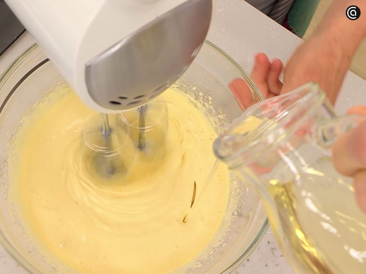 Mezcla los ingredientes para el bizcocho de mandarina