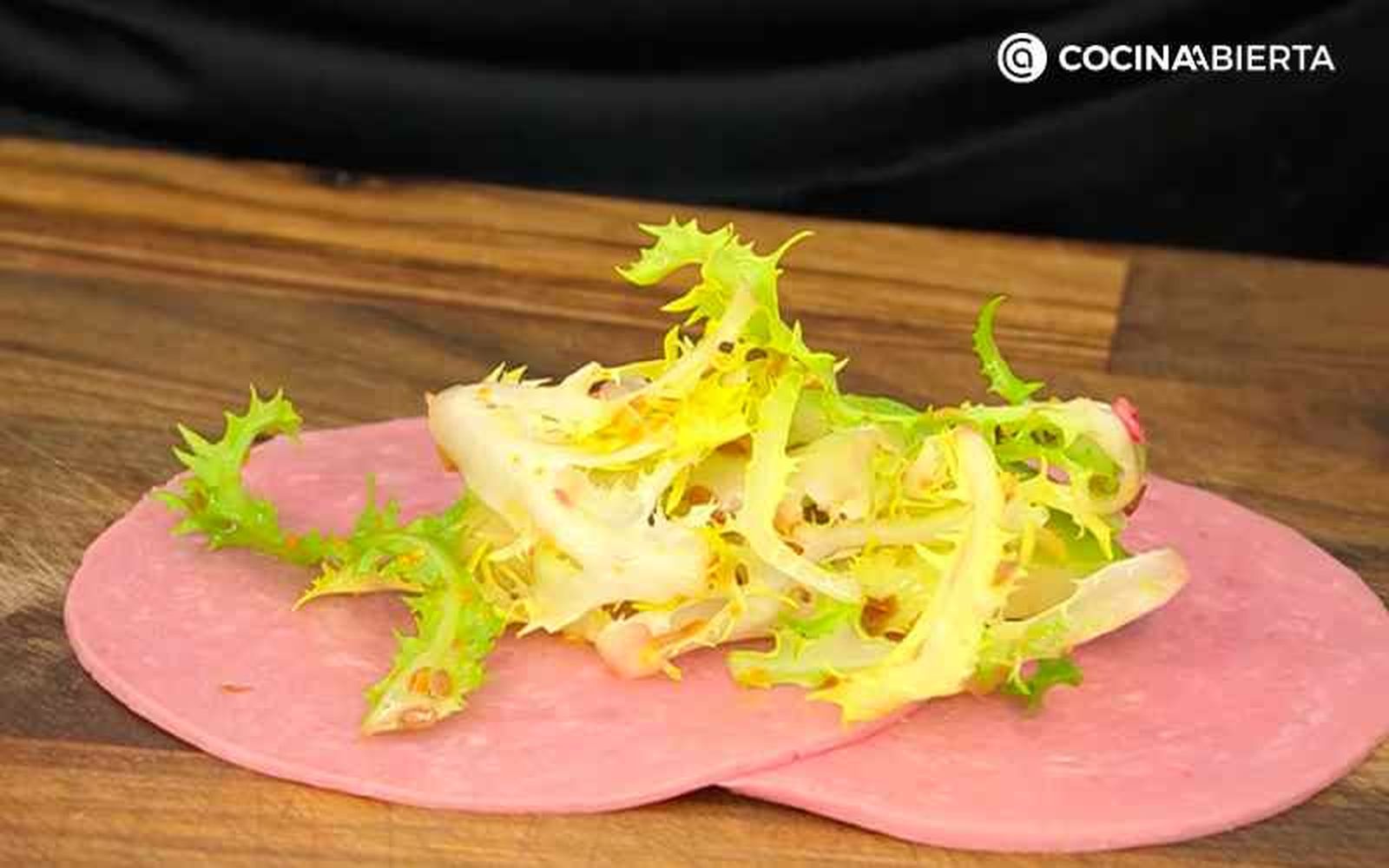 Forma un rulo con la ensalada
