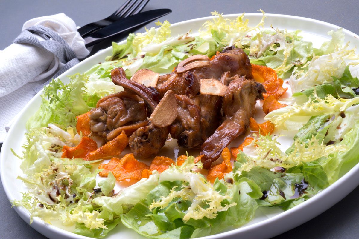 5185 Conejo al ajillo con chips y ensalada verde (570) xl