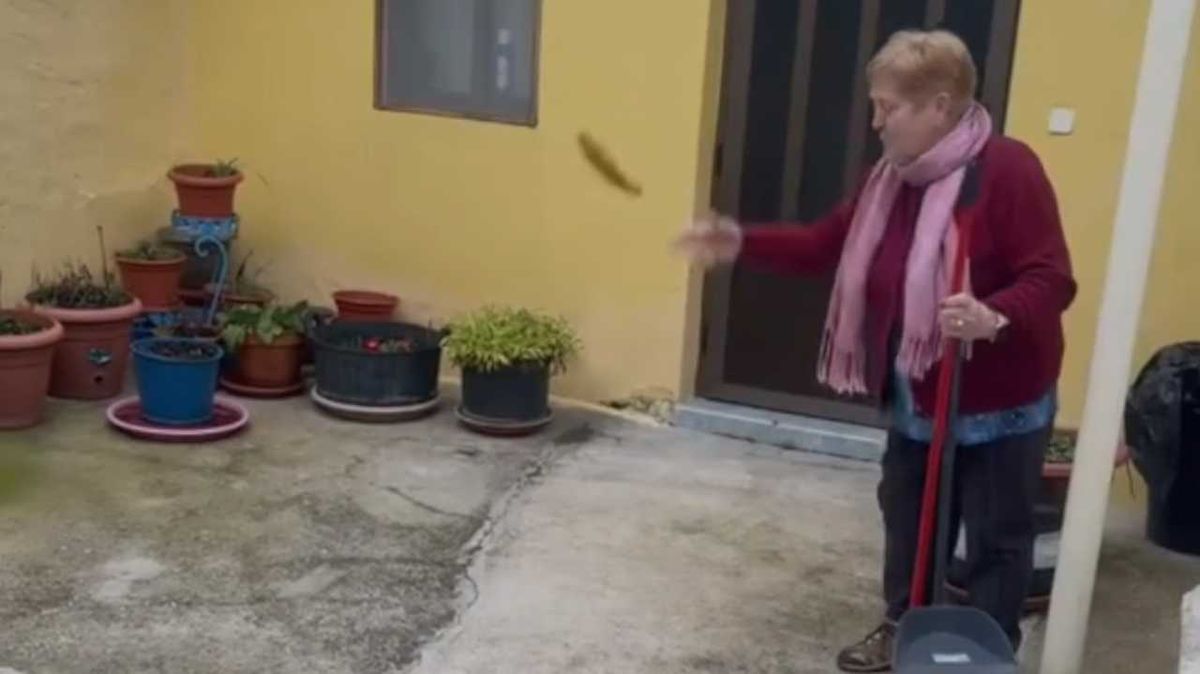 La abuela Antonia demostrando que los platos de Duralex no se rompen.