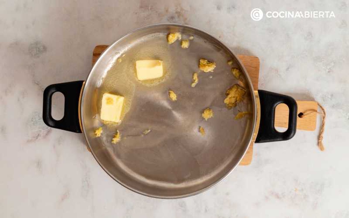 Sofríe el ajo con mantequilla