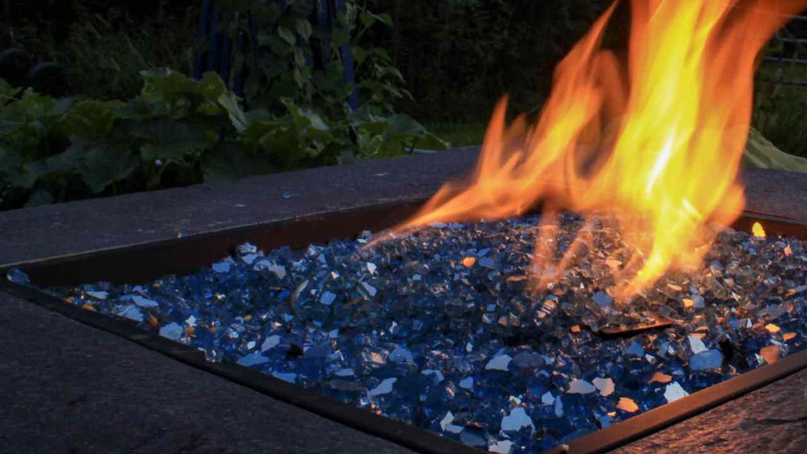 Una fogata de gas con fire glass