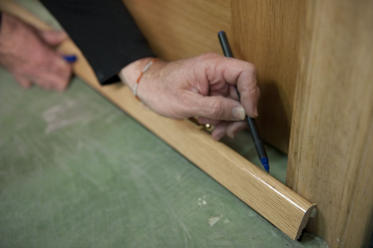 brico 0629 1 burlete basculante bajo puerta paso 2