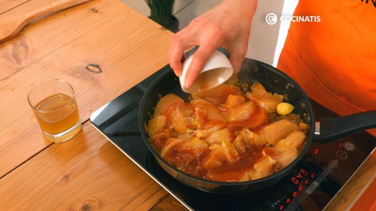 Incorpora el pollo, las especias, el tomate y el caldo